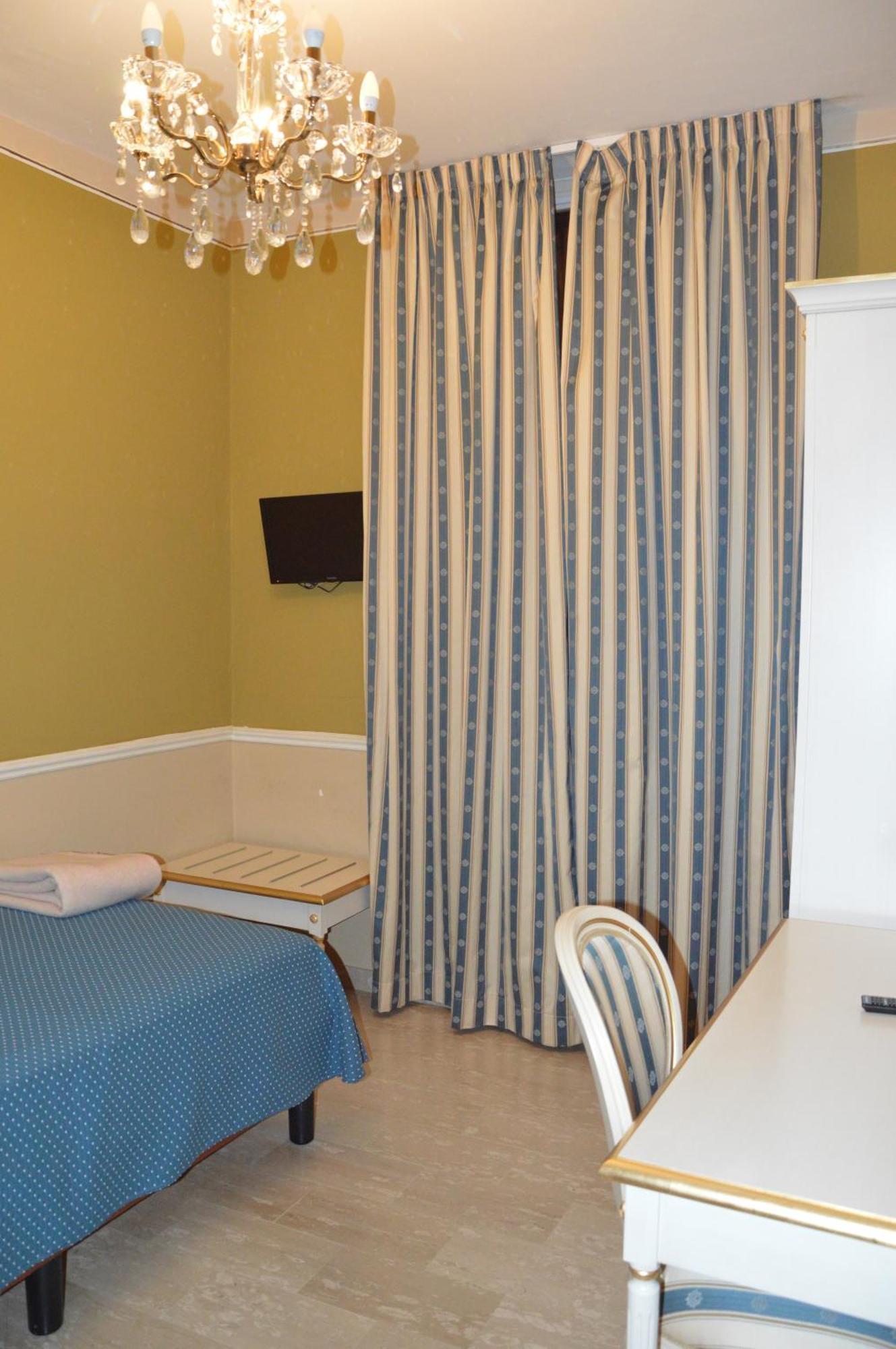 Nouvel Hotel Des Bains 페자로 객실 사진