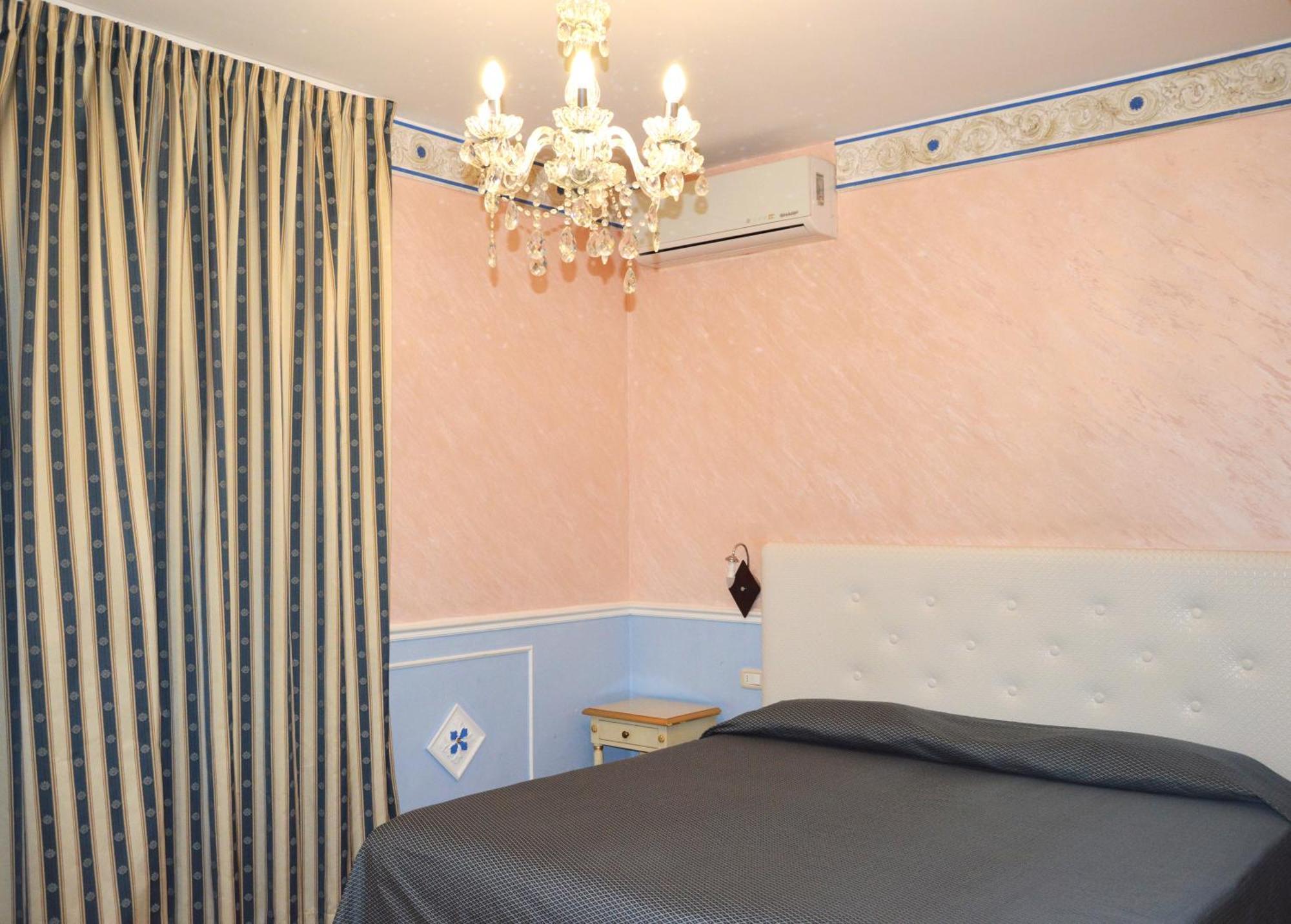 Nouvel Hotel Des Bains 페자로 객실 사진