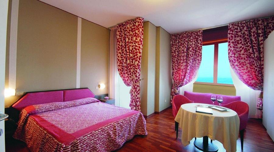Nouvel Hotel Des Bains 페자로 외부 사진