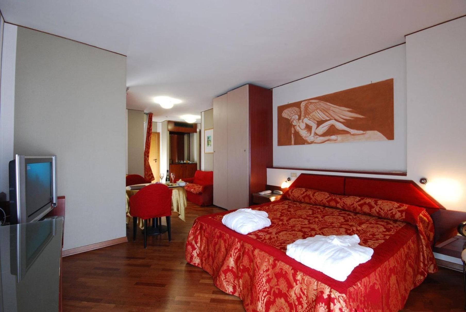 Nouvel Hotel Des Bains 페자로 외부 사진