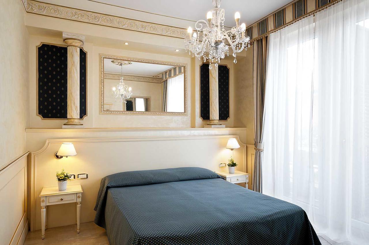 Nouvel Hotel Des Bains 페자로 외부 사진