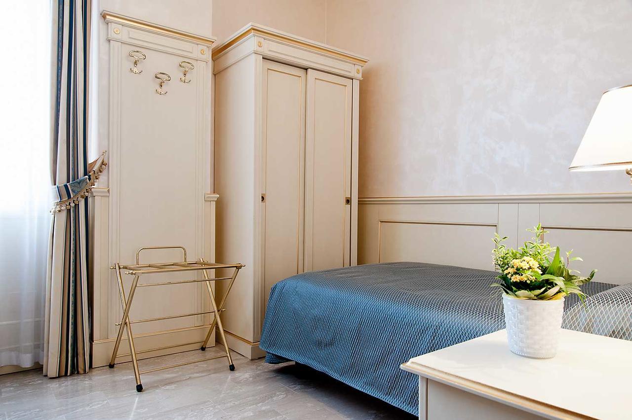 Nouvel Hotel Des Bains 페자로 외부 사진